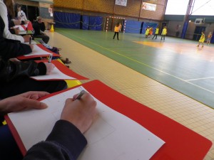 Les élèves observent un match et tracent les déplacements des joueurs.